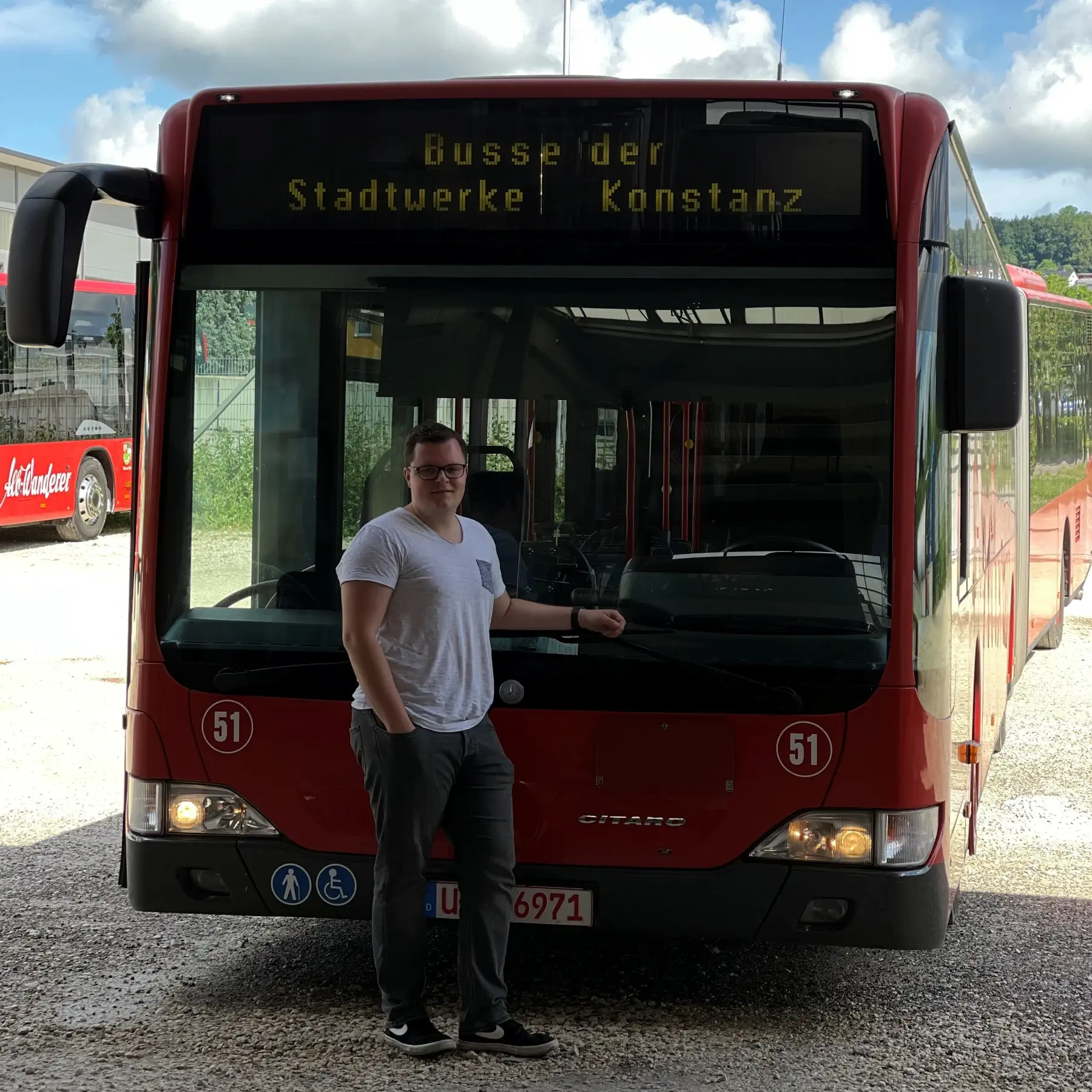 Maximilian Kutzner vor einem Bus, damals zur Gründung von Omnibus Kutzner.