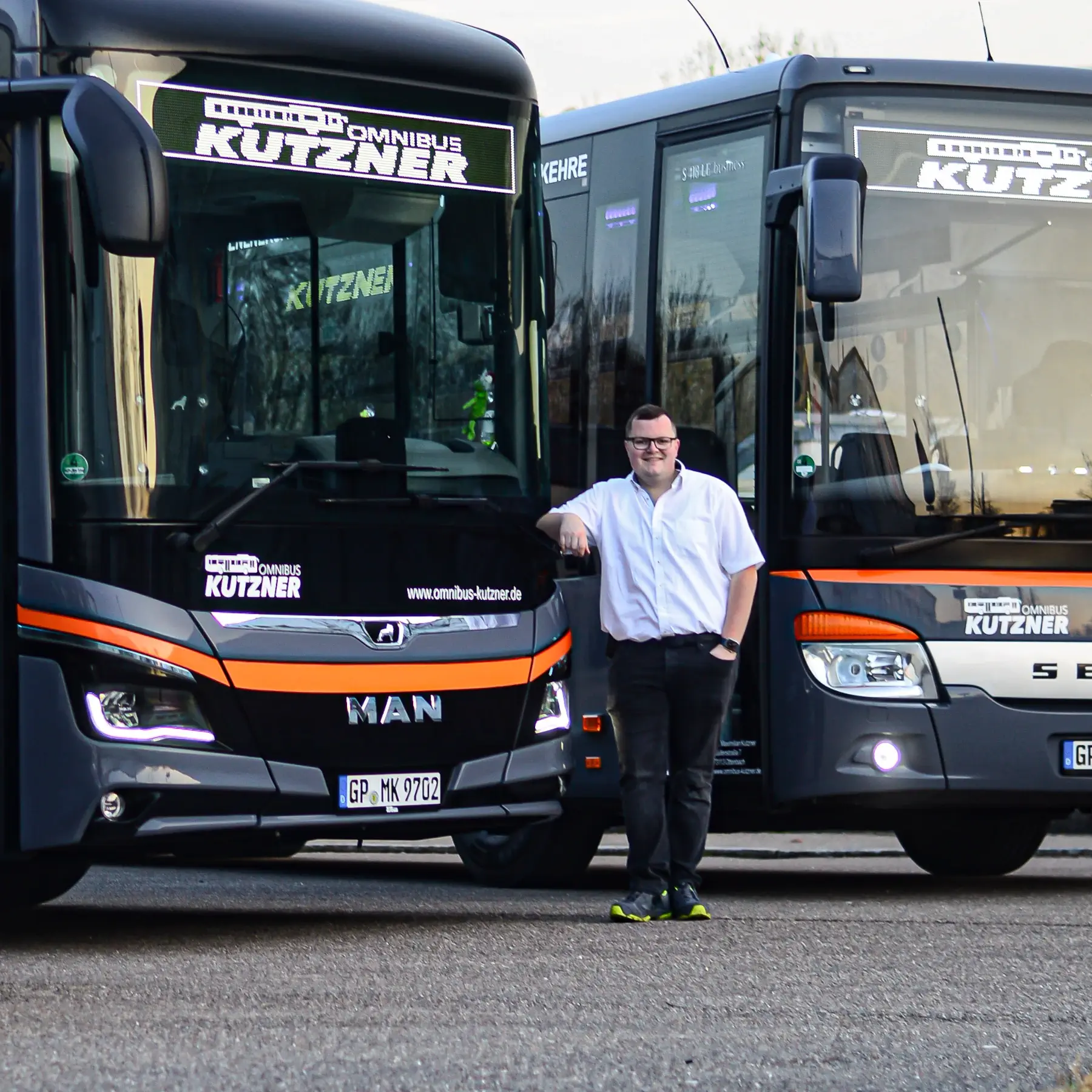 Maximilian Kutzner Der Chef Maximilian Kutzner lehnt lässig an einem seiner Omnibus Kutzner-Busse.