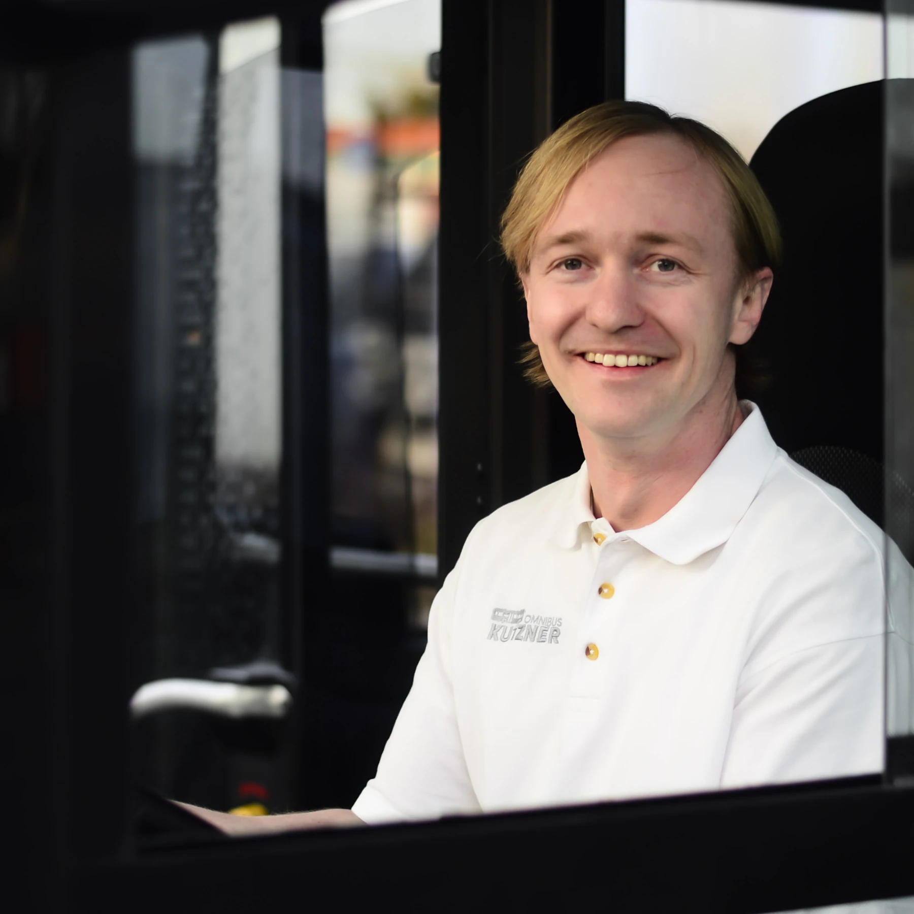 Omnibus-Kutzner-Fahrer-Tobias Ein Portraitbild von Fahrer Tobias von Omnibus Kutzner.