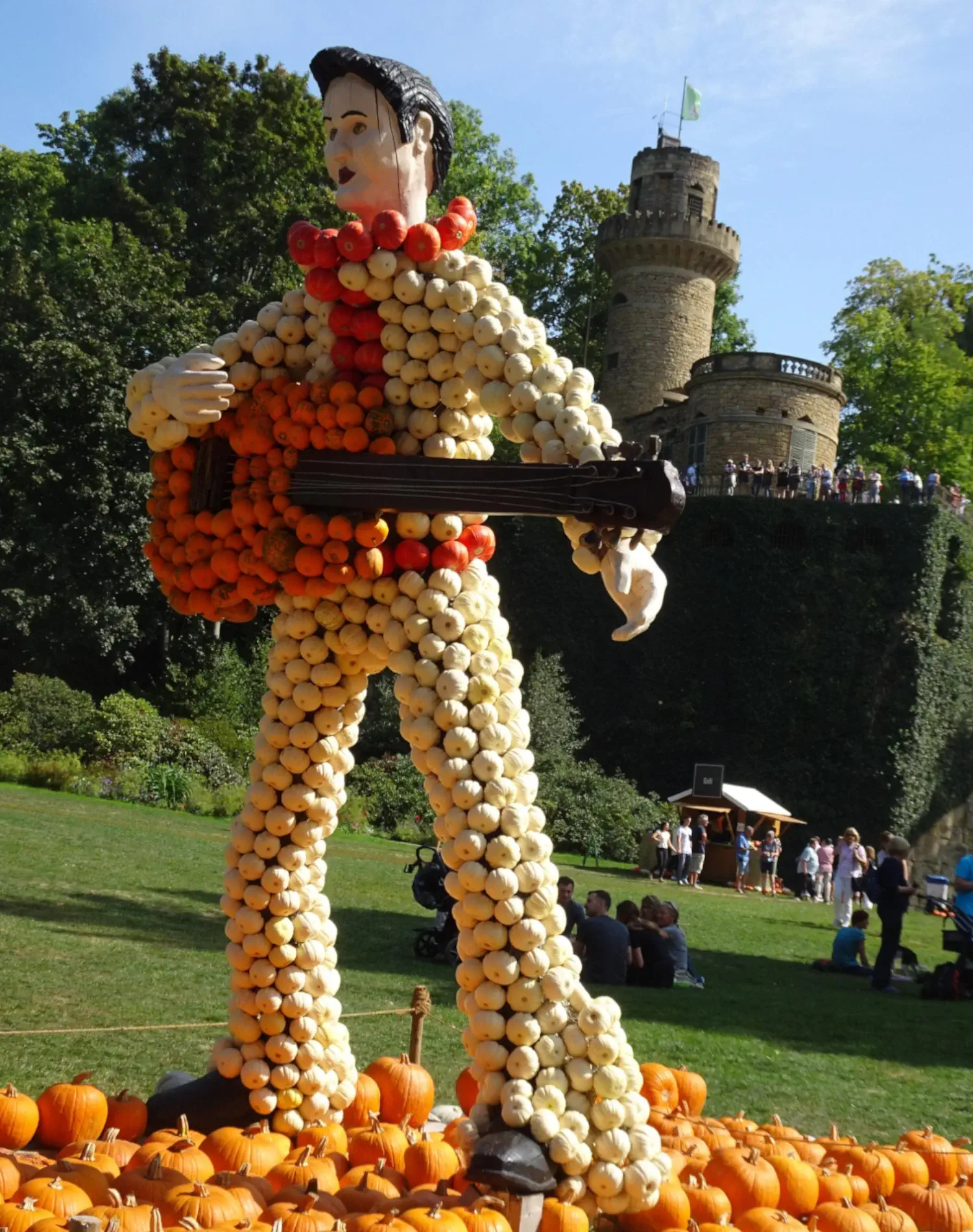 Ein Mann mit Gitarre aus Kürbissen geformt auf der Kürbisausstellung blühendes Barock in Ludwigsburg.