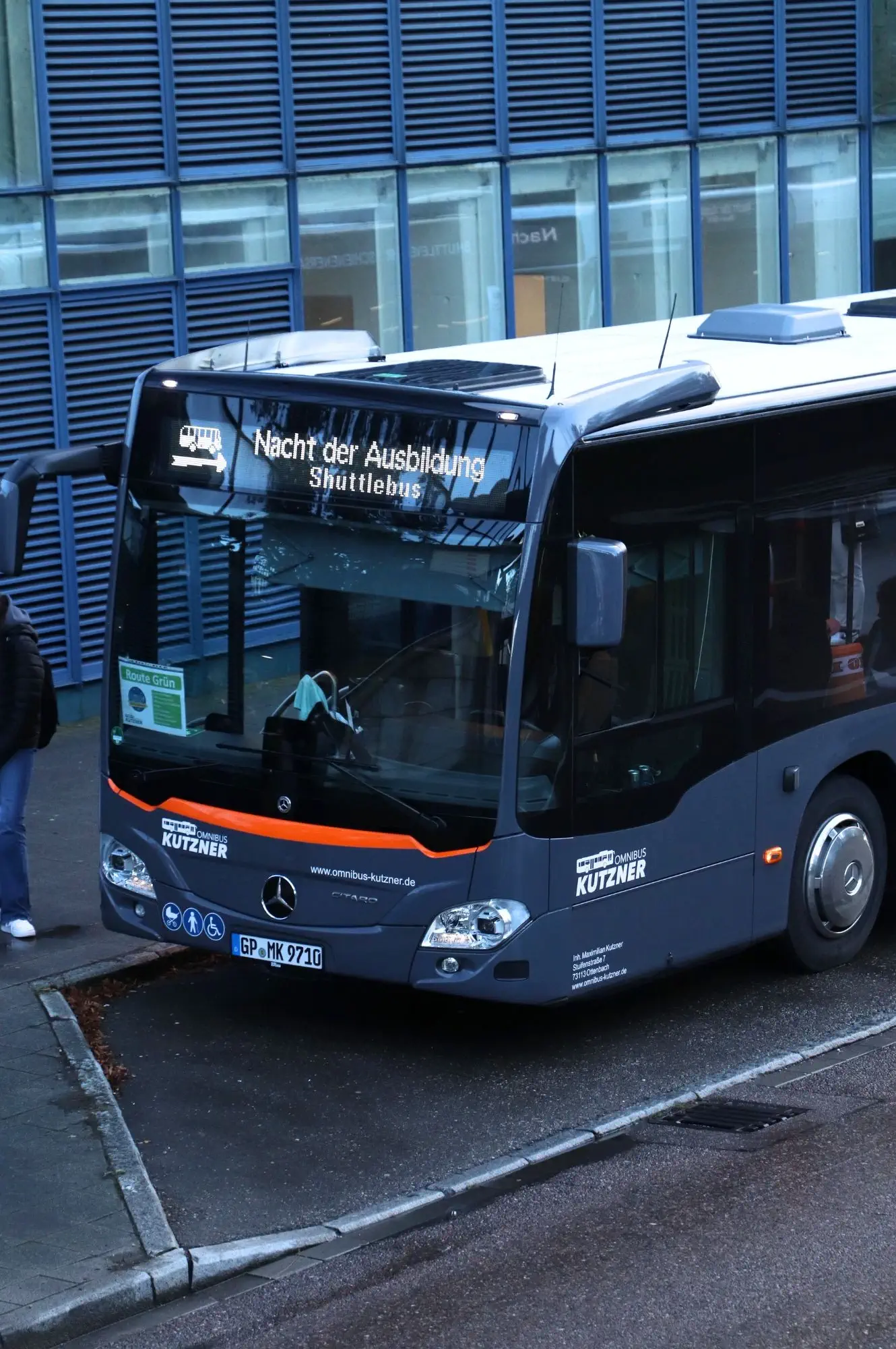 Shuttleservice Omnibus Kutzner Ein Omnibus Kutzner Bus mit der Aufschrift "Nacht der Ausbildung Shuttlebus".