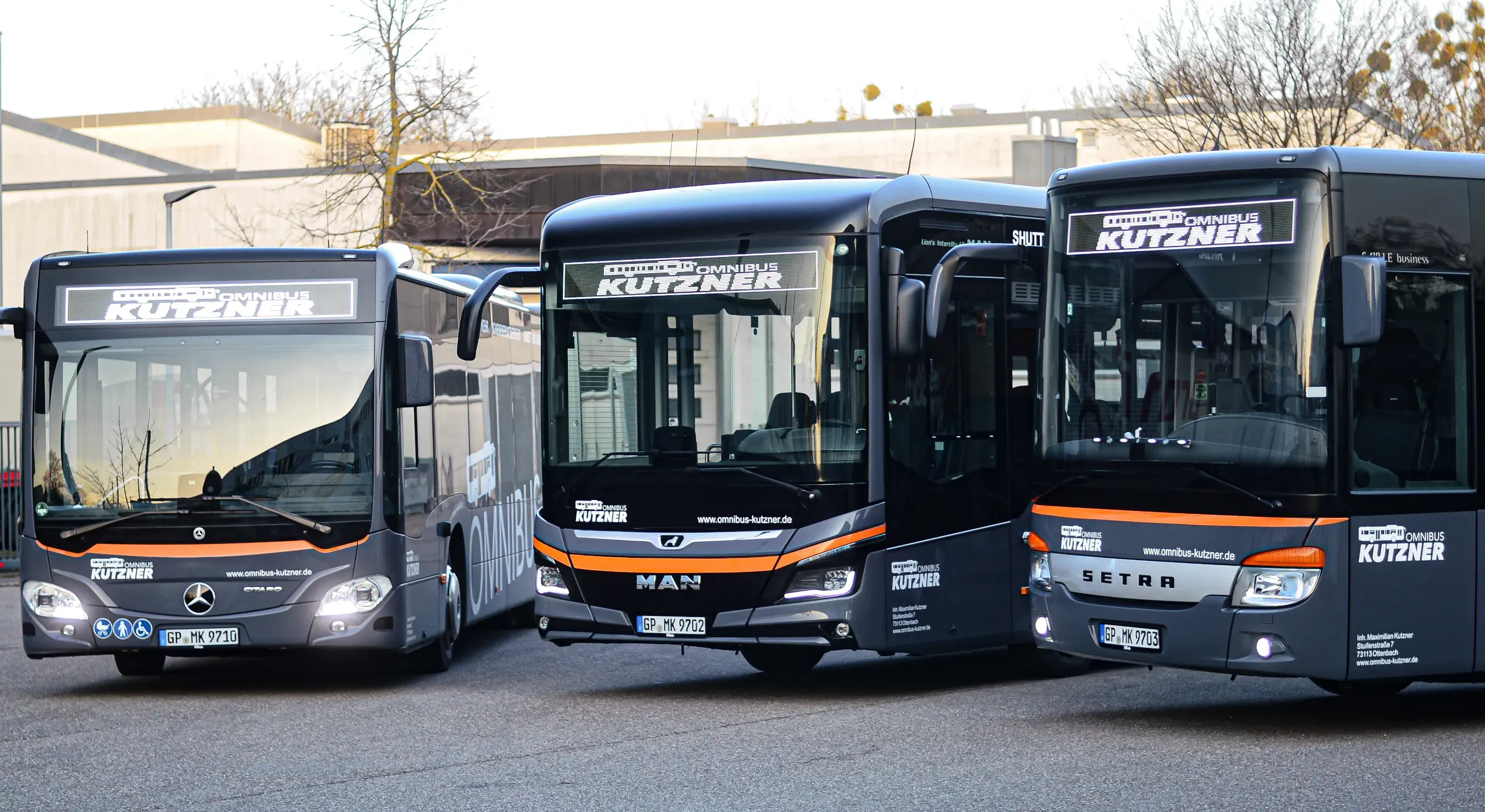 Das Team von Omnibus Kutzner Drei Busse von Omnibus Kutzenr stehen zusammen als Symbolbild für ein starkes Team.