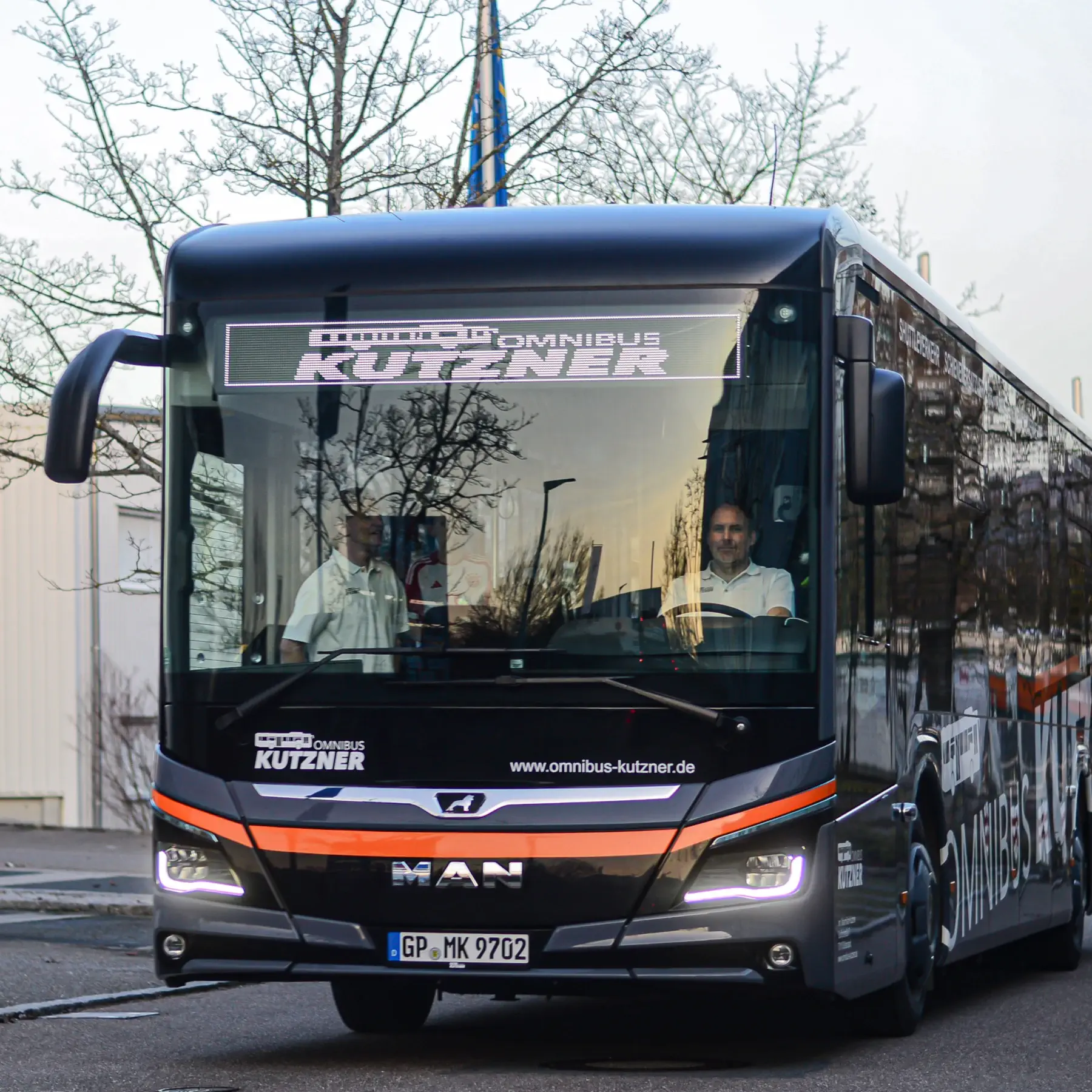 Teamarbeit bei Omnibus Kutzner Ein Bild vom Omnibus Kutzner Bus mit zwei Fahrern im Team.