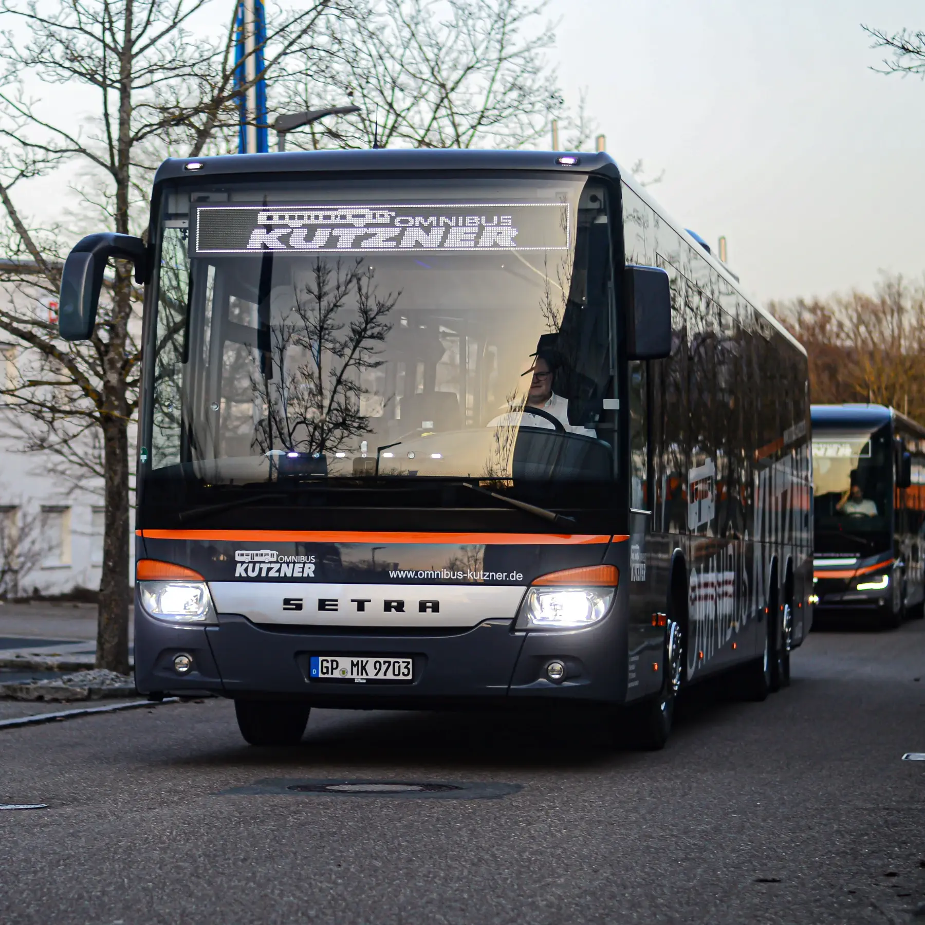 Omnibus Kutzner Busunternehmen Ein Bus des Busunternehmens Omnibus Kutzner mit Chef Maximilian Kutzner hinter dem Steuer.