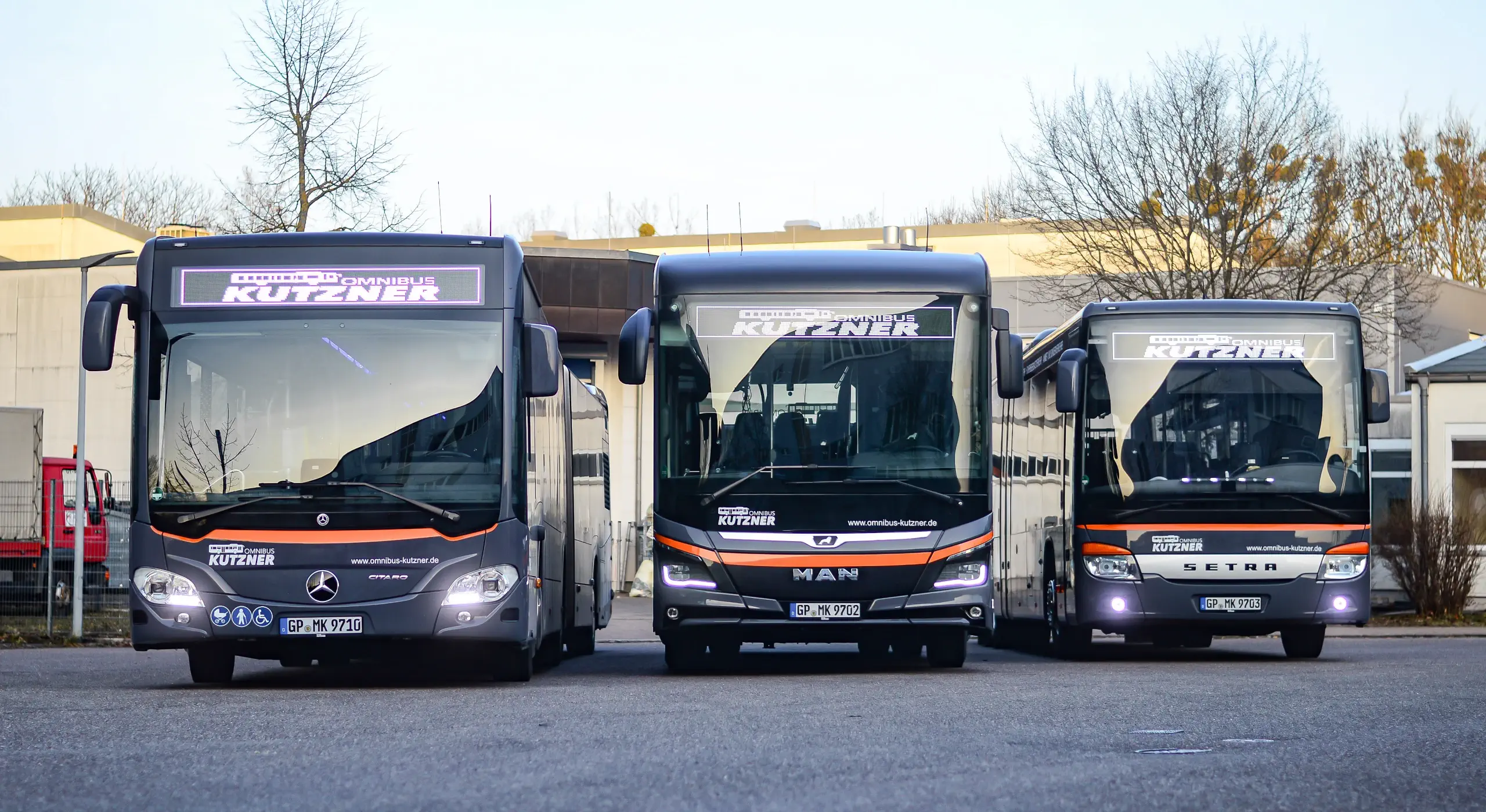 Drei Busse vom Omnibus Kutzner Fuhrpark in der Frontansicht.