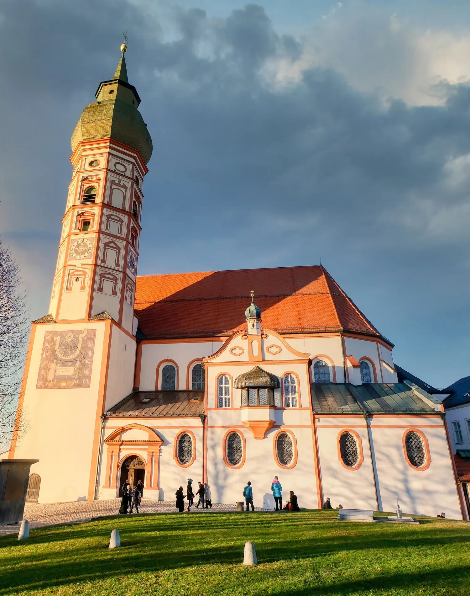 Das Kloster Andechs am Ammersee von vorne.