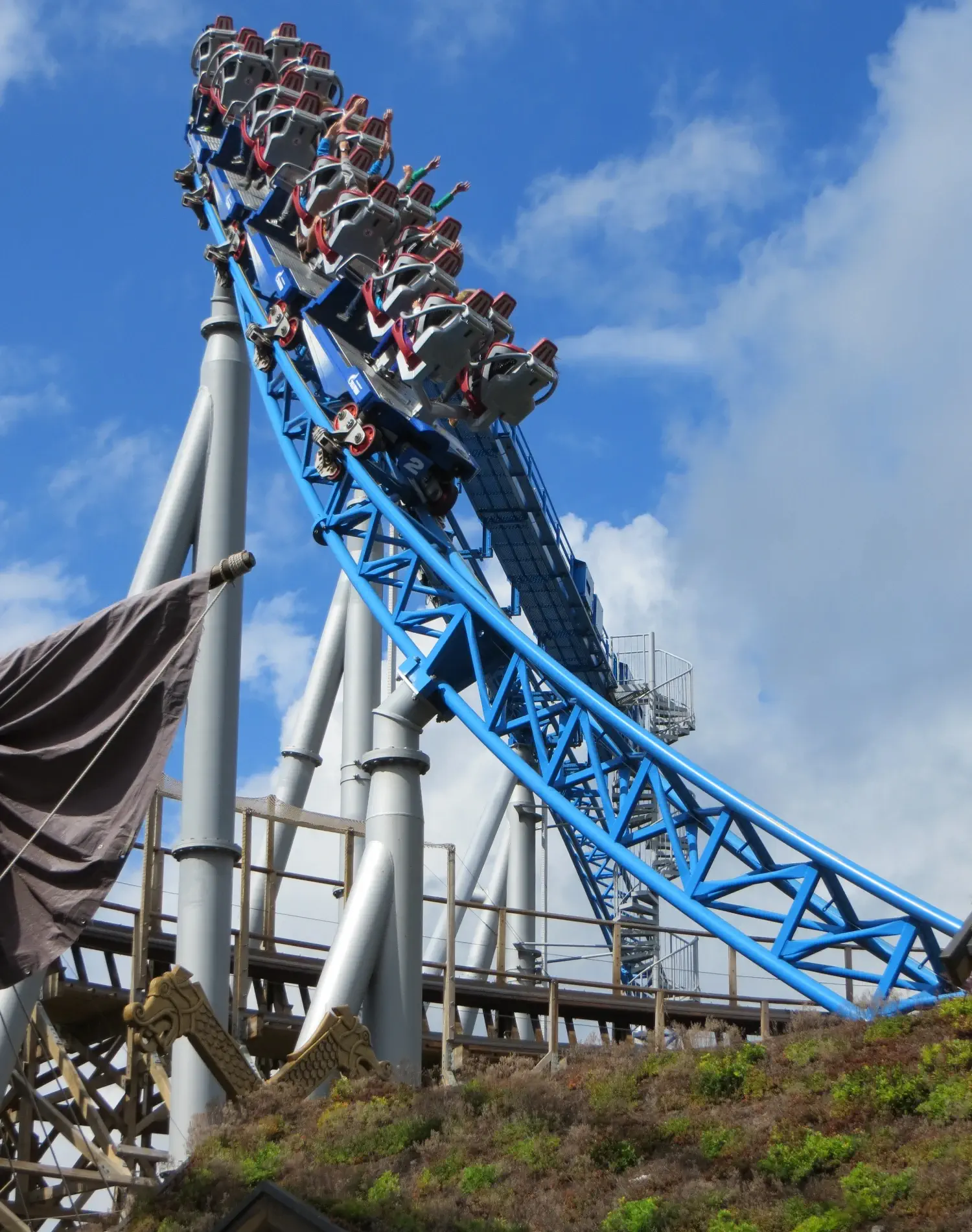 Eine der großen Achterbahnen im Europapark, auf der gerade ein Wagen hochfährt, bevor es in den Looping geht.