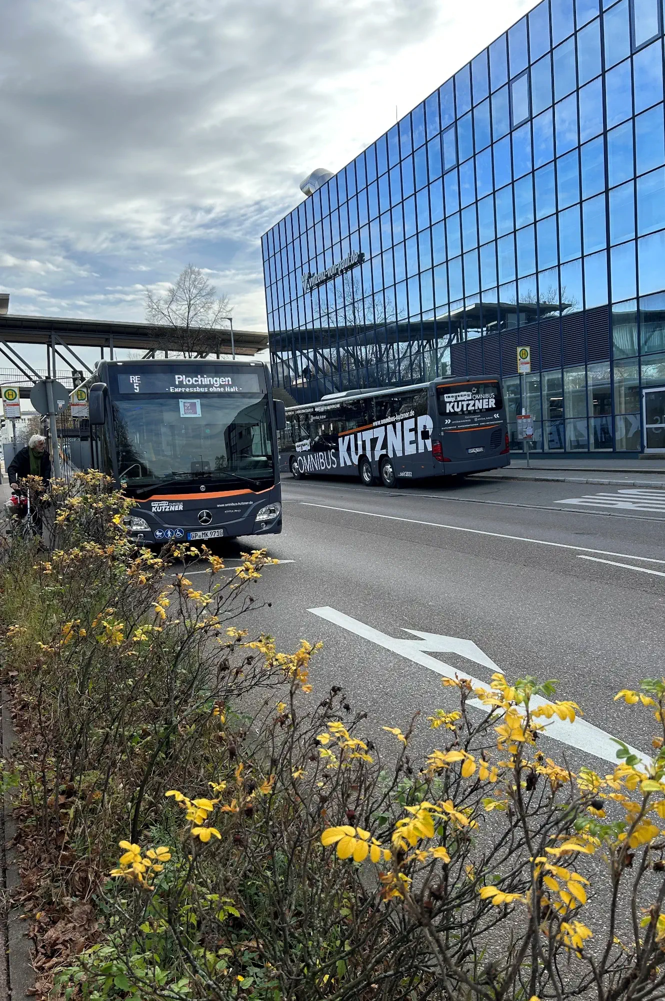 Schienenersatzverkehr Omnibus Kutzner Zwei Busse von Omnibus Kutzner an der Haltestelle des Göppinger Bahnhofs als Symbolbild für den Schienenersatzverkehr.