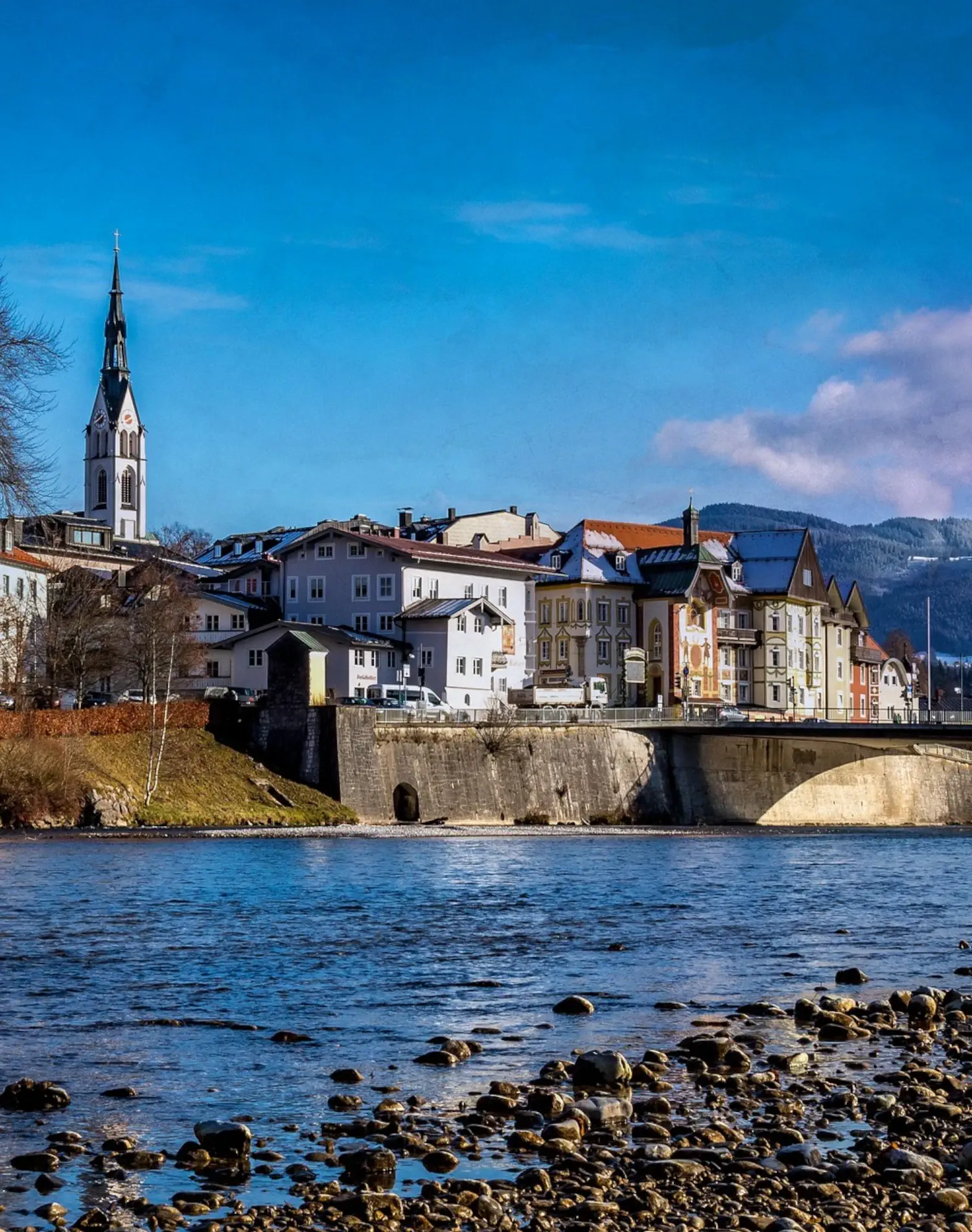 Bad Tölz mit der Brücke über die Isar.