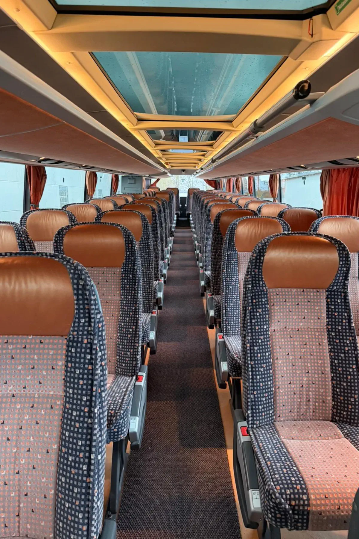 Omnibus Kutzner Wagen 8 Innenbereich oben Der obere Innenbereich vom Doppeldecker-Bus mit zwei doppelten Sitzreihen und schön gepflegten gemütlichen Stühlen mit braunen Leder-Kopflehnen.