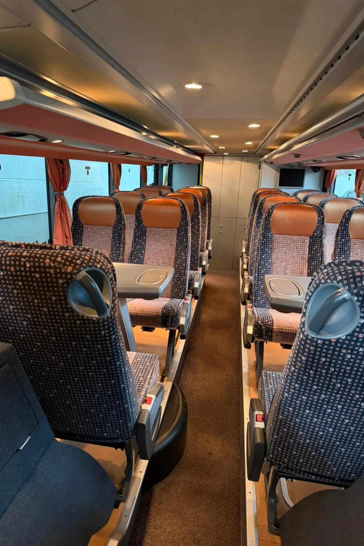 Omnibus Kutzner Wagen 8 innen unten Der untere Innenbereich von Wagen 8. Auf dem Foto sieht man zwei großräumige Vierer-Sitze, jeweils mit Tisch in der Mitte.