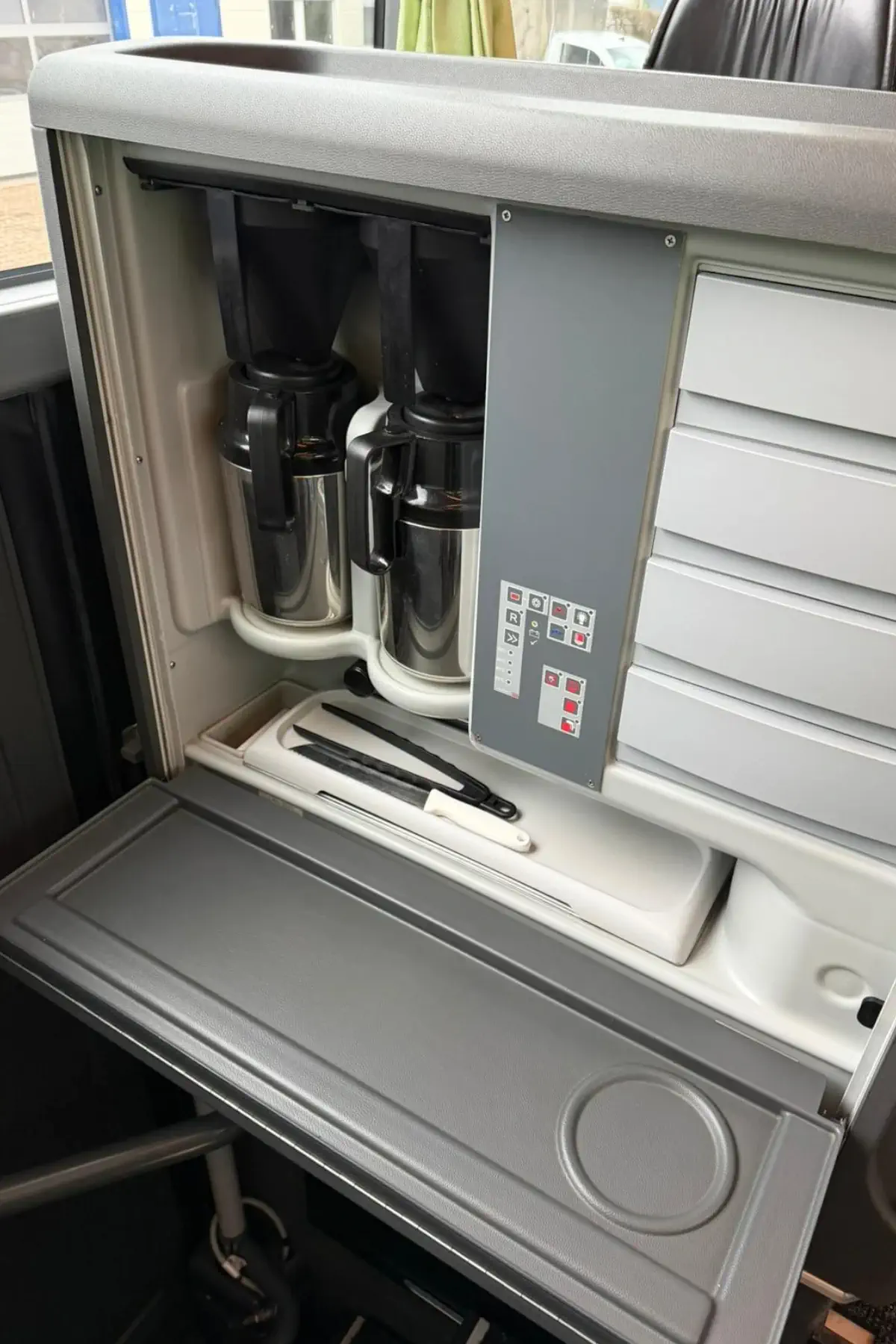 Omnibus Kutzner Wagen 9 Küche Eine kleine aufklappbare Küchenzeile in Wagen 9, in der man zwei Kaffeekannen und ein Schneidebrett mit Messer sieht.
