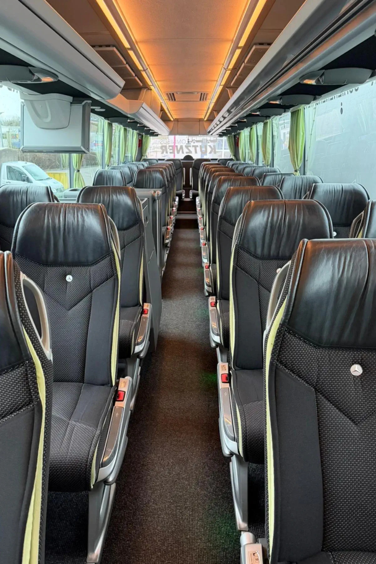 Omnibus Kutzner Wagen 9 innen Der Innenraum von Wagen 9 fotografiert, mit dunkelgrauen gepflegten Sitzen mit Leder-Kopfstützen.