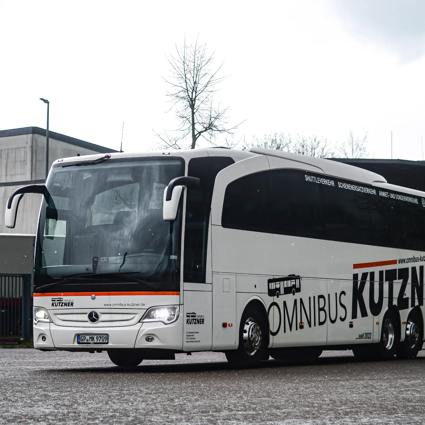 Wagen 9 von Omnibus Kutzner Der Wagen 9 von Omnibus Kutzner, ein weißer Reisebu